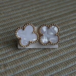 ⭐️-marble white clover stud  Earrings